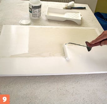 Male køkkenlåger: Når du har malet kanterne, grundes bagsiden med en fnugfri rulle. Male køkkenlåger: Når du har malet kanterne, grundes bagsiden med en fnugfri rulle.